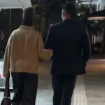 Εμμανουήλ Καραλής: Αγκαζέ με τη μαμά του στο κέντρο της Αθήνας