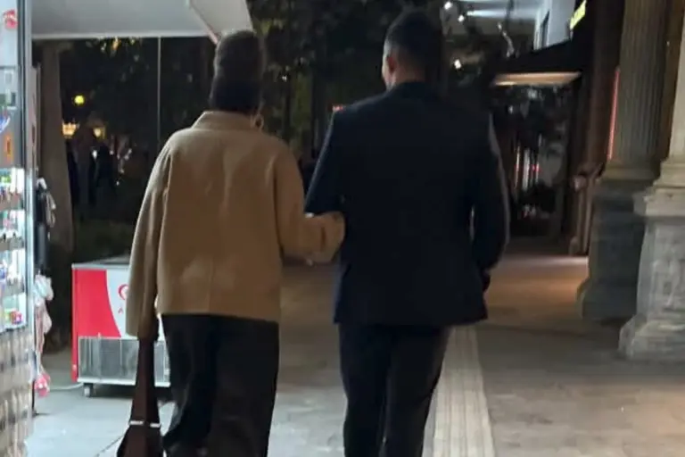 Εμμανουήλ Καραλής: Αγκαζέ με τη μαμά του στο κέντρο της Αθήνας