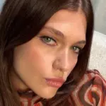 Κλέλια Ανδριολάτου: Αναστατώνει την Αίγινα με μικροσκοπικό μπικίνι μέσα στον Οκτώβριο