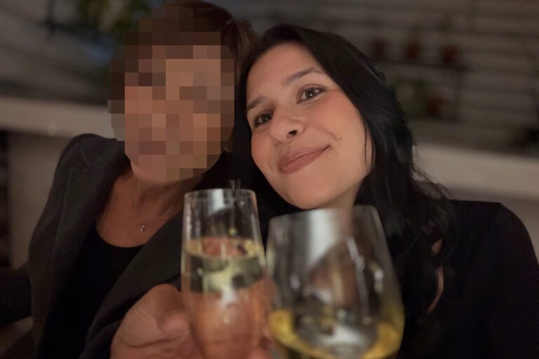 Ελληνίδα τραγουδίστρια έγινε 63 και βγήκε να γιορτάσει με την κόρη της