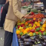 Ψωνίζει στη λαϊκή αγορά γνωστή ηθοποιός και αποκαλύπτει τα μυστικά της διατροφής της