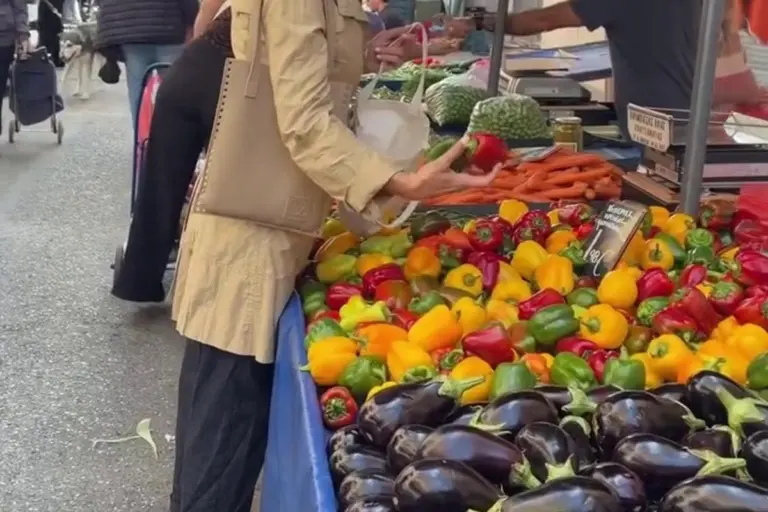Ψωνίζει στη λαϊκή αγορά γνωστή ηθοποιός και αποκαλύπτει τα μυστικά της διατροφής της