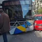 Καλλιθέα: Σφοδρή σύγκρουση λεωφορείου με αυτοκίνητο – Στο σημείο Πυροσβεστική και ΕΚΑΒ