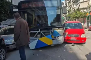 Καλλιθέα: Σφοδρή σύγκρουση λεωφορείου με αυτοκίνητο – Στο σημείο Πυροσβεστική και ΕΚΑΒ