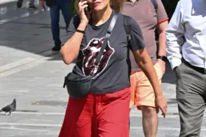 Με ροκ εμφάνιση στα 56 της στο κέντρο της Αθήνας - Κι όμως έχει γιο 17 χρόνων!