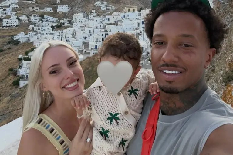 Light - Άννα Θεοδωρίδη: 5 χρόνια μαζί - Η τεράστια ανθοδέσμη και το «πριν και μετά» της οικογένειάς τους