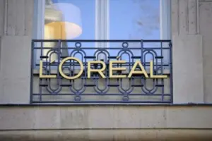 L’Oréal: 760 αγωγές στις ΗΠΑ για καλλυντικά με ταλκ – Στο στόχαστρο και προϊόντα μαλλιών