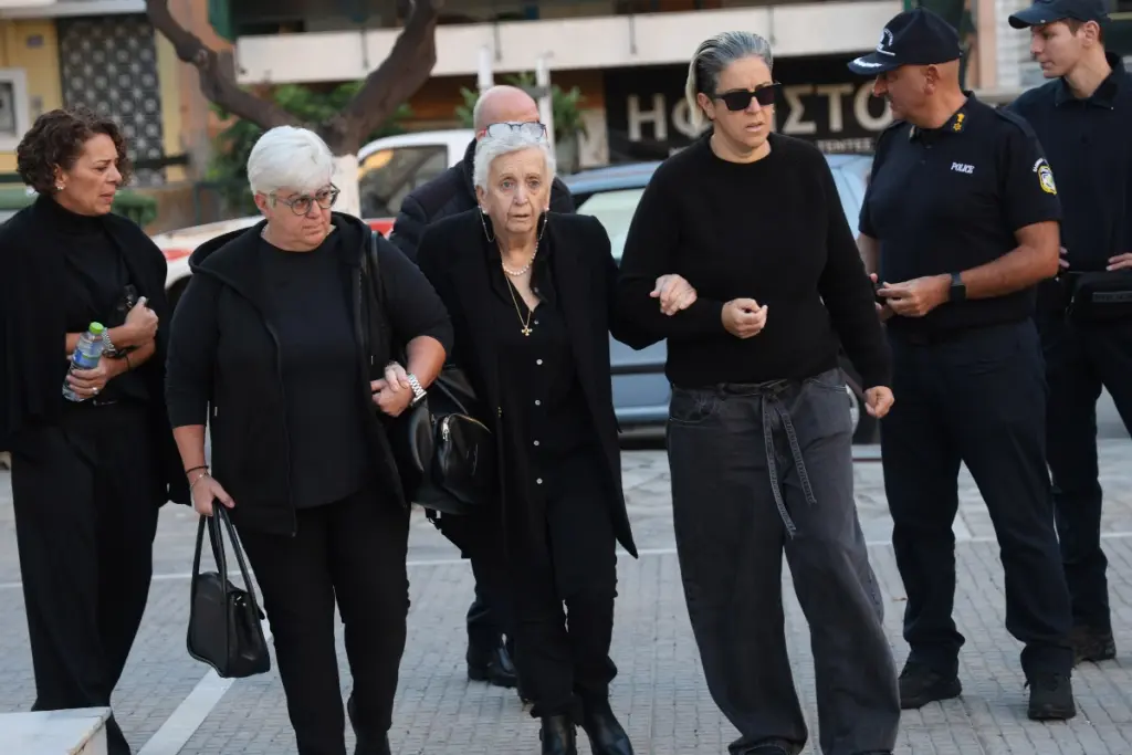 Οι συγγενείς του Γιώργου Μαζωνάκη έφτασαν στον Ιερό Ναό Αγίας Τριάδας στη Νίκαια για το 40ήμερο μνημόσυνο, σε κλίμα συγκίνησης.