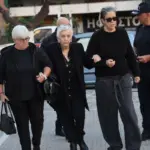 Μνημόσυνο Μαζωνάκη: Οι πρώτες αφίξεις! Στα μαύρα οι συγγενείς του - Υποβασταζόμενη η μητέρα του