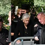 Σπάραξαν οι γονείς του Μαζωνάκη πάνω από το μνήμα - Η κραυγή της Μαρίας και ο βουβός πόνος της Βάσως