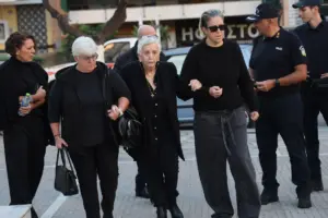 Μνημόσυνο Μαζωνάκη: Οι πρώτες αφίξεις! Στα μαύρα οι συγγενείς του - Υποβασταζόμενη η μητέρα του