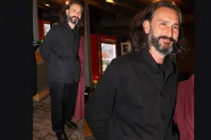 Ο γοητευτικός κύριος είναι σύντροφος γνωστής ηθοποιού - Η έξοδος στο κέντρο της Αθήνας