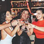 Κατερίνα Μπαξεβανάκη: «Happy birthday» με φίλους και φλας