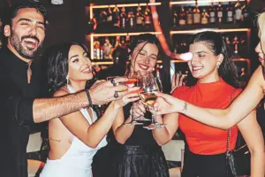 Κατερίνα Μπαξεβανάκη: «Happy birthday» με φίλους και φλας