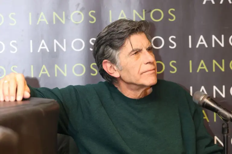 «Καρφιά» Μπέζου για τους συνομηλίκους του: «Κάνουν τους νέους και γίνονται γελοίοι»