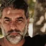 Βασίλης Μπισμπίκης: Έσβησε 49 κεράκια και το γιόρτασε με χαμόγελο - Η φωτογραφία με την τούρτα του