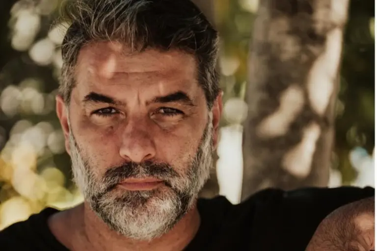 Βασίλης Μπισμπίκης: Έσβησε 49 κεράκια και το γιόρτασε με χαμόγελο - Η φωτογραφία με την τούρτα του