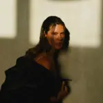 «Κινδυνεύω»: Η ερωτική εξομολόγηση της Nafsica που γίνεται τραγούδι