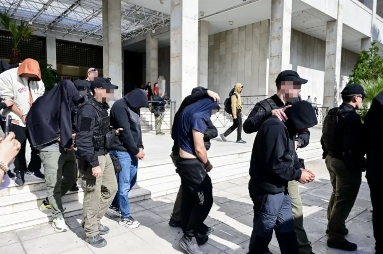 Pizza Fan: Στην Ευελπίδων οι 23 συλληφθέντες – Το κρυφό δωμάτιο με το 1 εκατ. ευρώ και τα χρυσαφικά