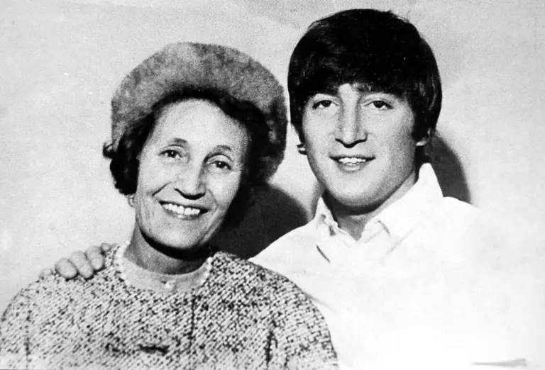 Ο Τζον Λένον πριν τους Beatles, η σχέση με την μητέρα και την θεία που τον μεγάλωσε