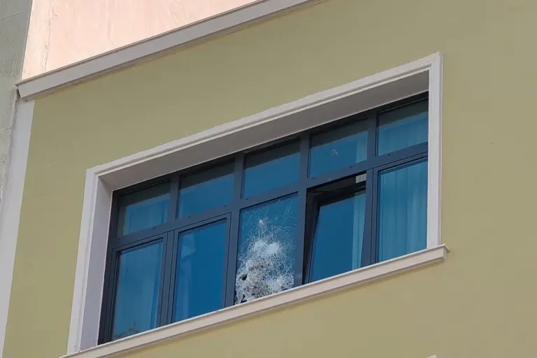 Ομόνοια: Άτομο έπεσε από τον 4ο όροφο ξενοδοχείου – Φώναζε «βοήθεια» πριν από την πτώση