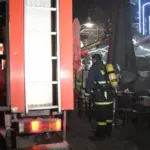Φωτιά σε σπίτι στην Αρτέμιδα: Aκούγονται εκρήξεις – Φόβοι για εγκλωβισμένο