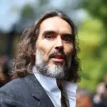 «Μου φέρθηκες σαν να ήμουν ζώο» - Σοκ στη δίκη του Ράσελ Μπραντ για βιασμό με τη συγκλονιστική μαρτυρία γυναίκας