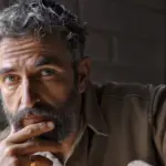 Άρης Σερβετάλης: «Προσπαθώ να μην παίξω τίποτα απολύτως» – Η βαθιά εξομολόγηση για την πίστη και τη σύζυγό του