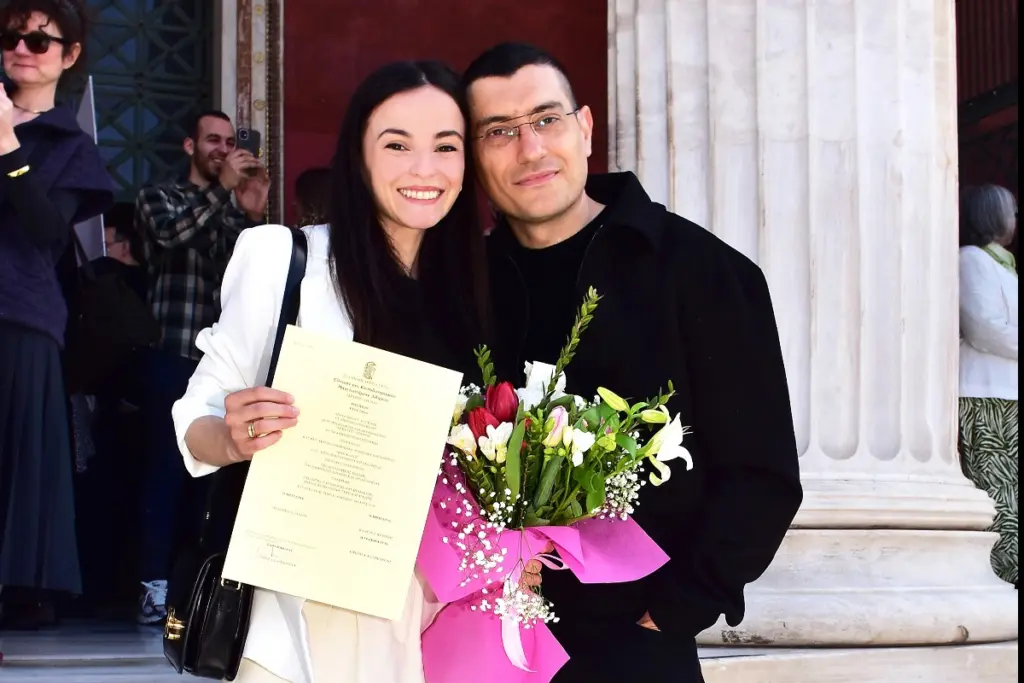Η Σίσσυ Τουμάση δημοσίευσε φωτογραφίες από την ορκωμοσία της, ανάμεσά τους μία με τον Αργύρη Πανταζάρα, μετά την είδηση ότι περιμένουν το πρώτο τους παιδί.