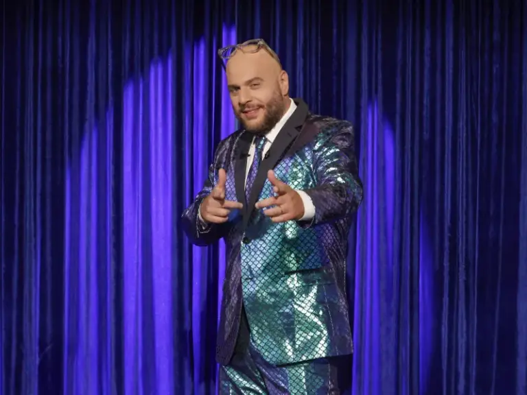 «Στην Αγκαλιά του Φάνη» : Το late night show επιστρέφει με εκπλήξεις και ανατροπές