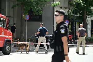 Συναγερμός στην Καλλιθέα: Εκκενώνονται δύο πολυκατοικίες λόγω επικίνδυνης ουσίας σε φιαλίδια