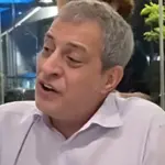 Θέμης Αδαμαντίδης: Σήκωσε την ταβέρνα στο πόδι τραγουδώντας ακαπέλα – Το βίντεο που έγινε viral