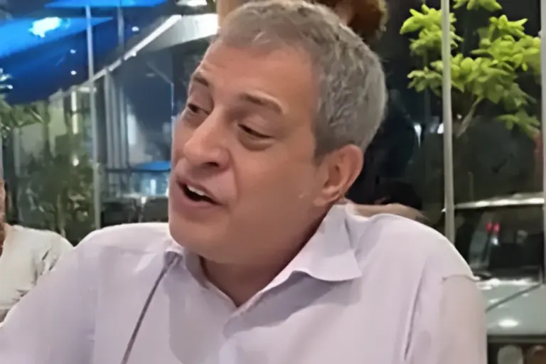 Θέμης Αδαμαντίδης: Σήκωσε την ταβέρνα στο πόδι τραγουδώντας ακαπέλα – Το βίντεο που έγινε viral