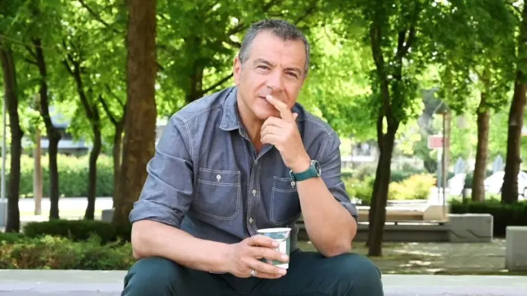 Σταύρος Θεοδωράκης: Πρεμιέρα με τους «Πρωταγωνιστές» στις 20 Οκτωβρίου και σπουδαίο καλεσμένο