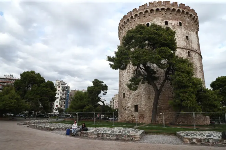 Πήγε για ερωτική συνεύρεση στη Θεσσαλονίκη και κατέληξε στο νοσοκομείο! Του πέταξε τούβλο στο κεφάλι