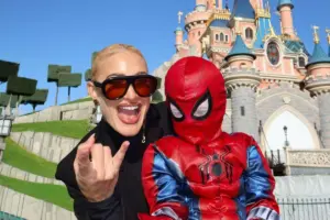 Ιωάννα Τούνη: Αγκαλιά με τον... Spider-Man στη Disneyland - Η έκπληξη που την περίμενε κάτω από τη μάσκα