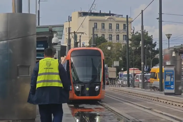 Πειραιάς: Υπέκυψε στα τραύματά της η γυναίκα που χτυπήθηκε από τραμ