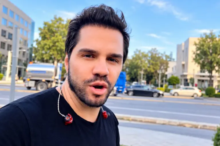Γιώργος Τσαλίκης: Έσπασαν το αυτοκίνητό του έξω από την «Αυτοκίνηση» - «Τόσο πολύ σας πειράζει όταν κάποιος λέει την άποψή του;»