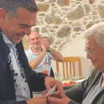 Η γιαγιά φαν του Τσίπρα και η μαντινάδα με ... νόημα
