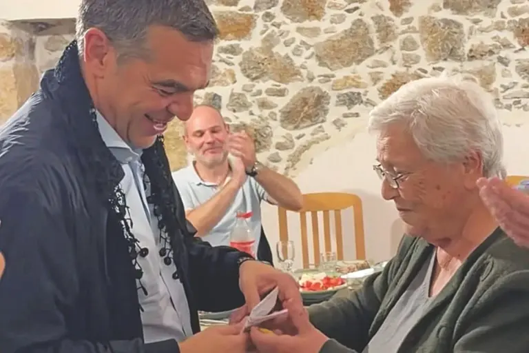 Η γιαγιά φαν του Τσίπρα και η μαντινάδα με ... νόημα