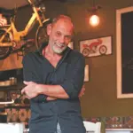 Ο Τζώνυ της «Λάμψης» ανεβαίνει στο… μοτοσακό των αναμνήσεών του!
