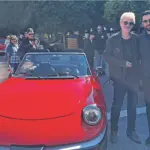 Ο Βλαχάκος με τον Νικόλαο junior σε vintage αυτοκίνητα  