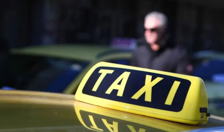 Βόλος: Δέκα νεαροί περικύκλωσαν ταξί και ξυλοκόπησαν επιβάτες – Ένας στο νοσοκομείο!