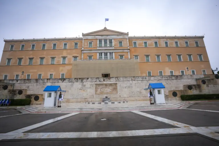 Συναγερμός στη Βουλή: Τηλεφώνημα για βόμβα