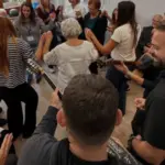 Ηλίας Βρεττός: Τραγούδησε σε ηλικιωμένους με άνοια - «Η μουσική θυμίζει όσα η μνήμη ξεχνά»