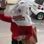 Μη χαλάσει το μαλλί στη βροχή!