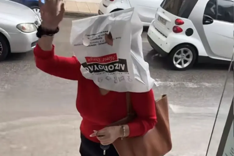 Μη χαλάσει το μαλλί στη βροχή!