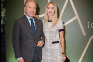 Σπάνια έξοδος για τον εφοπλιστή Μιχάλη Δ. Χανδρή και τη σύντροφό του