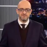 ONE Channel: «Σχόλασε» τον Σταμάτη Ζαχαρό μετά το σάλο που προκάλεσαν οι χυδαιότητες για τους νεκρούς των Τεμπών