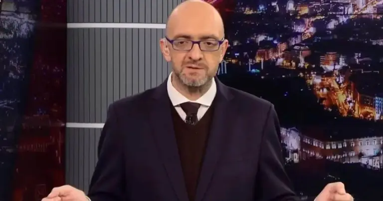 ONE Channel: «Σχόλασε» τον Σταμάτη Ζαχαρό μετά το σάλο που προκάλεσαν οι χυδαιότητες για τους νεκρούς των Τεμπών